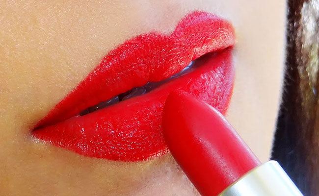Cancer: Since Ruby is the birthstone of Cancer, nothing can be better than a ruby red lip color.